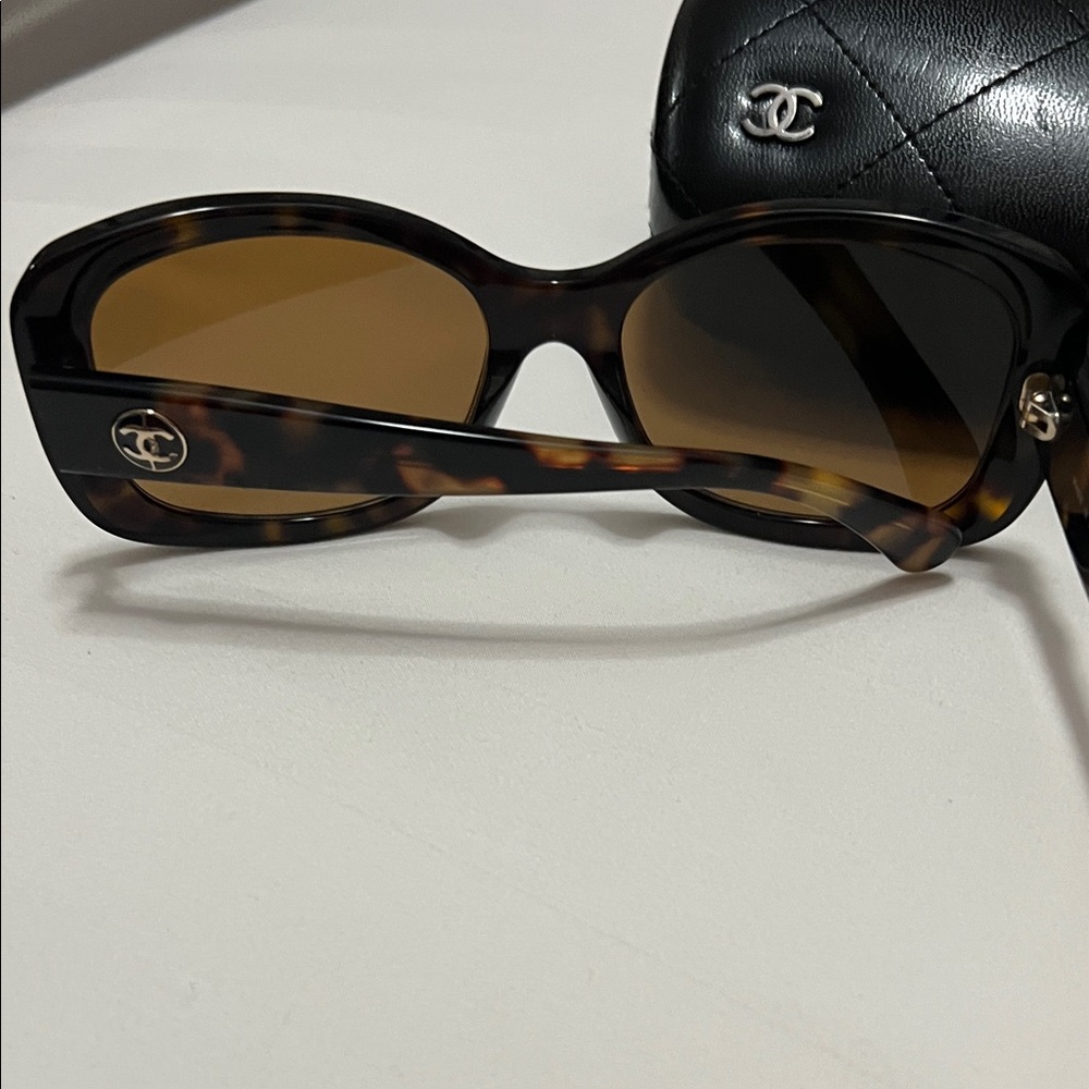 CHANEL Brown Tortoise Sunglasses - Picture 3 of 4